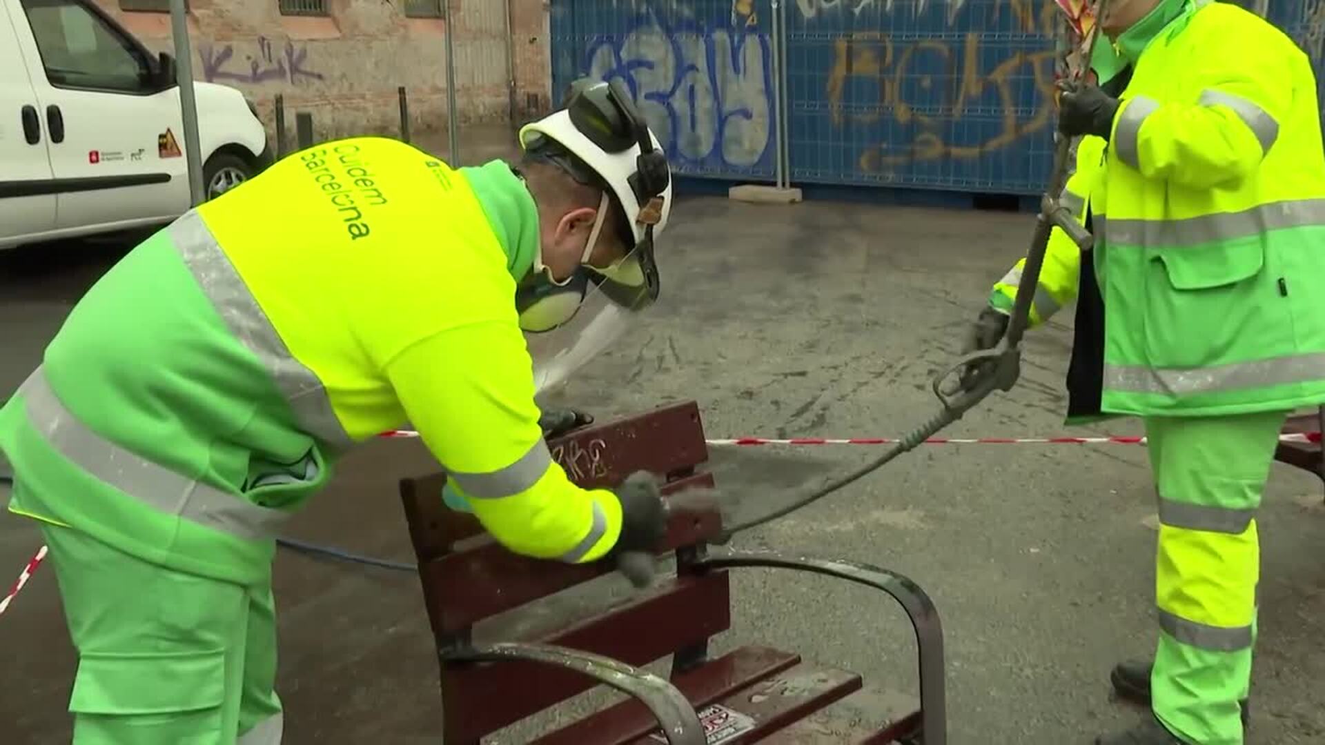 Barcelona destinará 16 millones en los próximos dos años a limpiar pintadas en las calles
