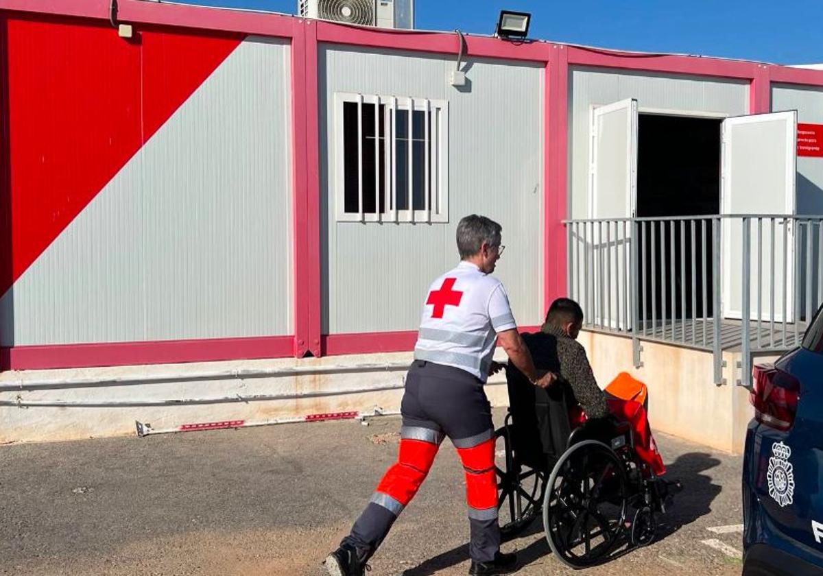 Atención humanitaria de Cruz Roja en el puerto de Alicante a inmigrantes llegados en patera.