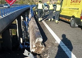 Imagen del estado del vehículo que se ha precipitado 15 metros desde un puente en la AP-7 este jueves.