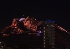 El castillo de Santa Bárbara, a medio iluminar por la reparación de las instalaciones eléctricas.