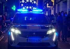 Una patrulla de la Policía Local de Elda durante la Navidad.