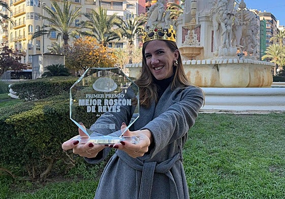 Elena Vidal con el trofeo que entregará al mejor roscón de Alicante.