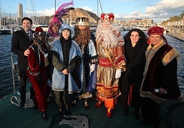 Los Reyes Magos y su séquito, llegando al puerto de Alicante en compañía del alcalde, Luis Barcala, y la concejal de Fiestas, Cristina Cutanda.