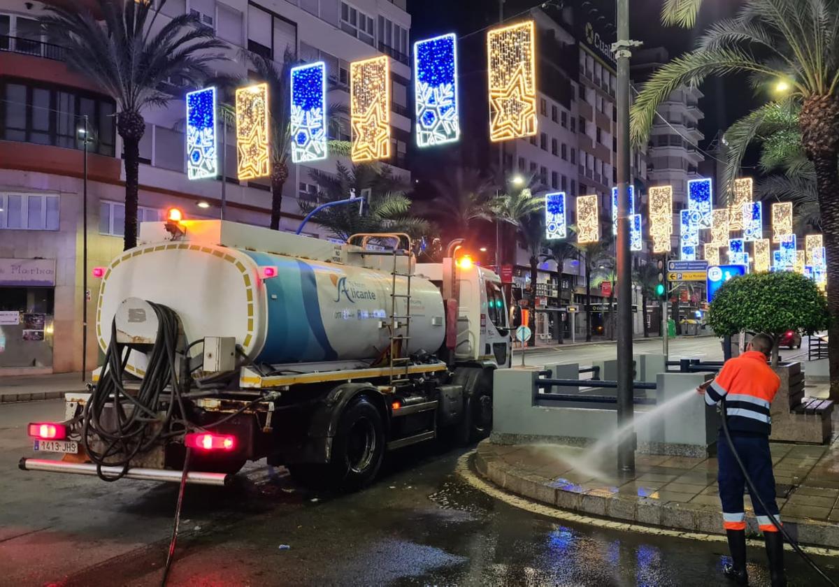 Un operario baldea las calles del centro de la ciudad esta Navidad.