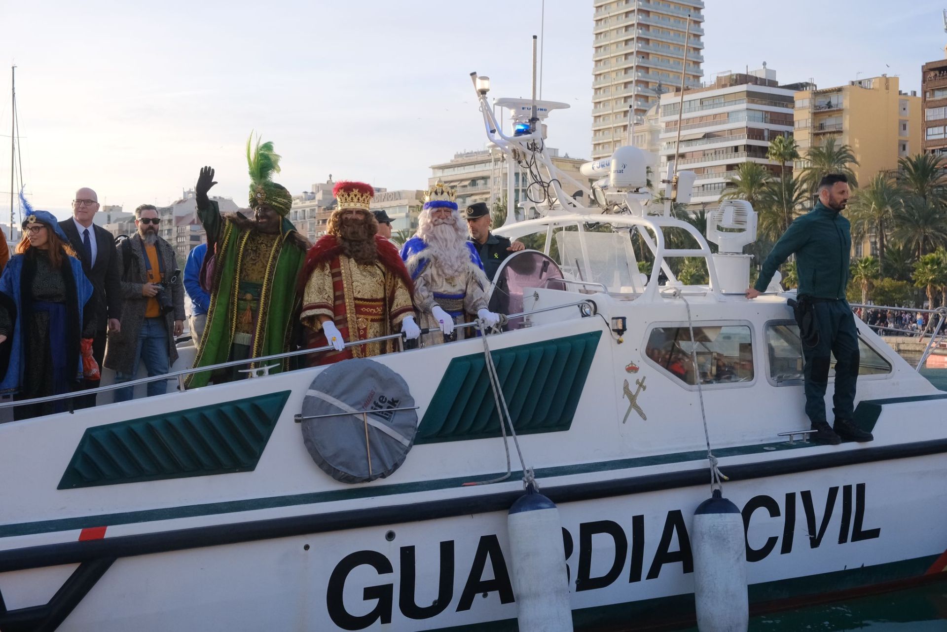 Los Reyes Magos desembarcan en el Puerto de Alicante