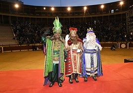 Espectacular recibimiento a Sus Majestades de Oriente en la Plaza de Toros de Alicante