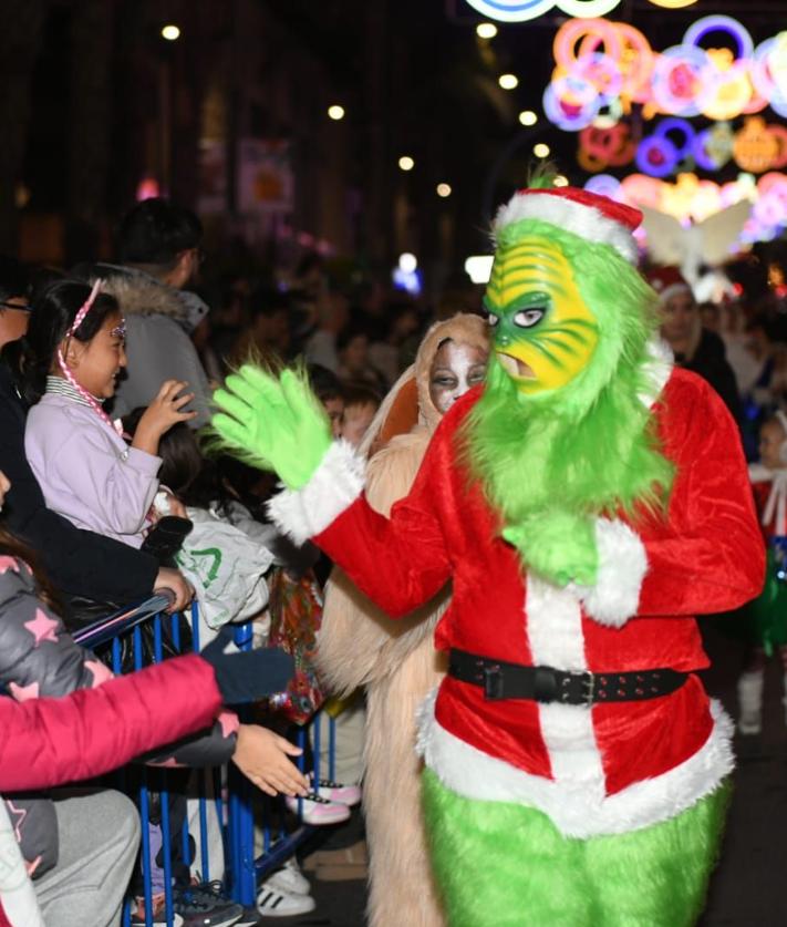 Imagen secundaria 2 - La ilusión recorre las calles de Alicante con la Cabalgata de los Reyes Magos