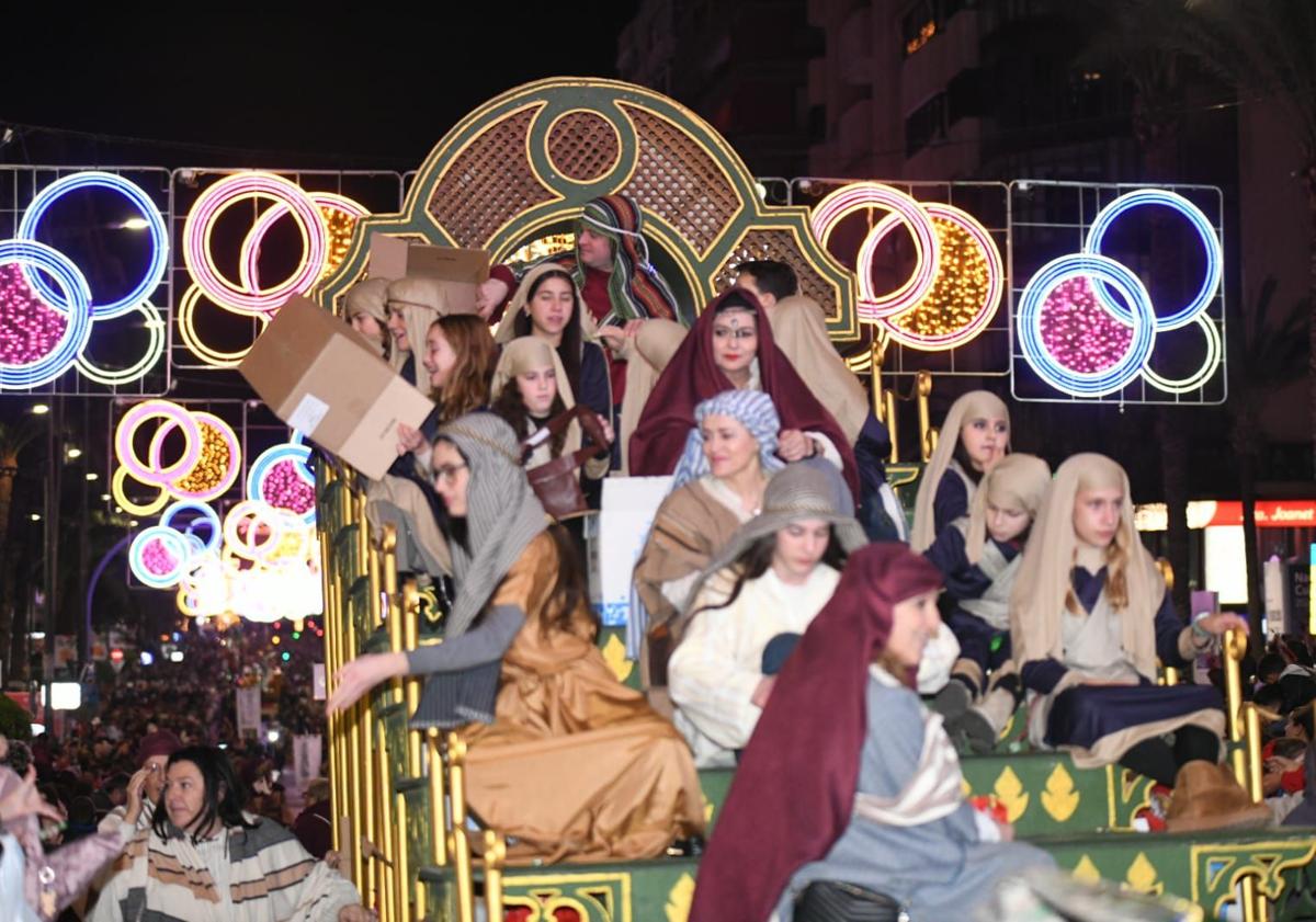 Imagen principal - La ilusión recorre las calles de Alicante con la Cabalgata de los Reyes Magos