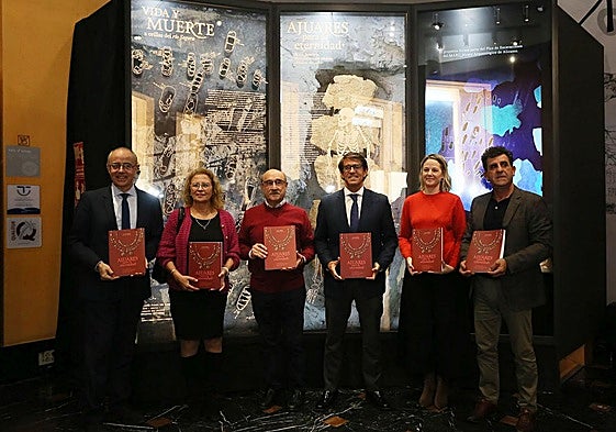 Técnicos y autoridades del Marq, con el catálogo de la exposición.