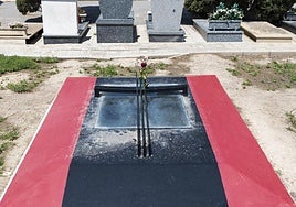Catafalco de José Antonio Primo de Rivera en el cementerio de Alicante.