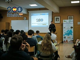 Un policía nacional realiza una charla en un centro educativo.