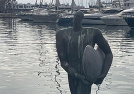 Escultura de Ícaro, cubierta de excrementos.