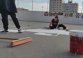 Pintado de los nuevos juegos en el suelo del CEIP Nazaret.