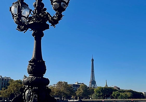 La Torre Eiffel de París vista desde el Pont Alexandre III.
