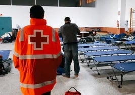 Voluntarios de Cruz Roja en el Centro de Acogida y Urgencia Social de Alicante.