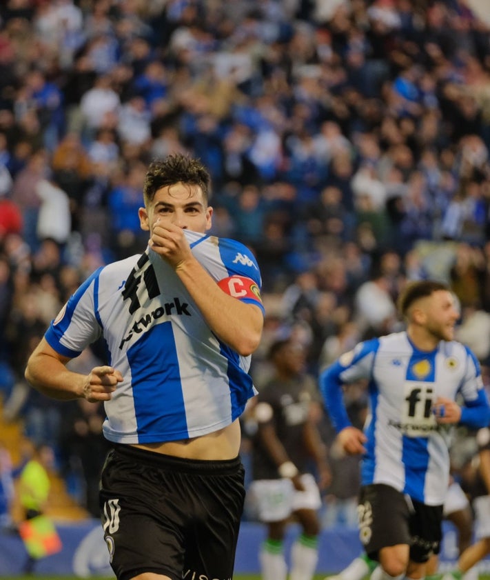 Imagen secundaria 2 - Imágenes de la goleada del Hércules ante el Betis B en el Rico Pérez.