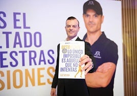 El Doctor Aldo posa con su libro 'Optimízate. Lo único imposible es aquello que no intentas'.