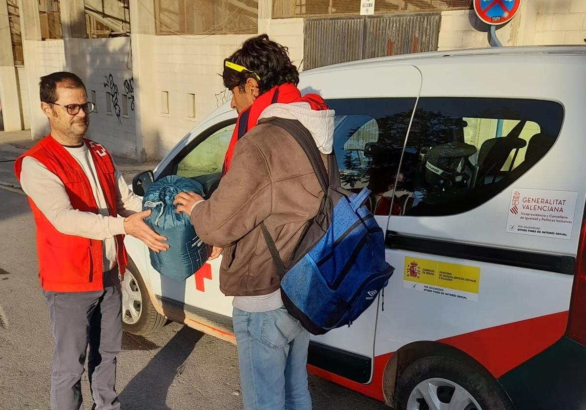 Entrega de material de abrigo a una persona sin hogar.