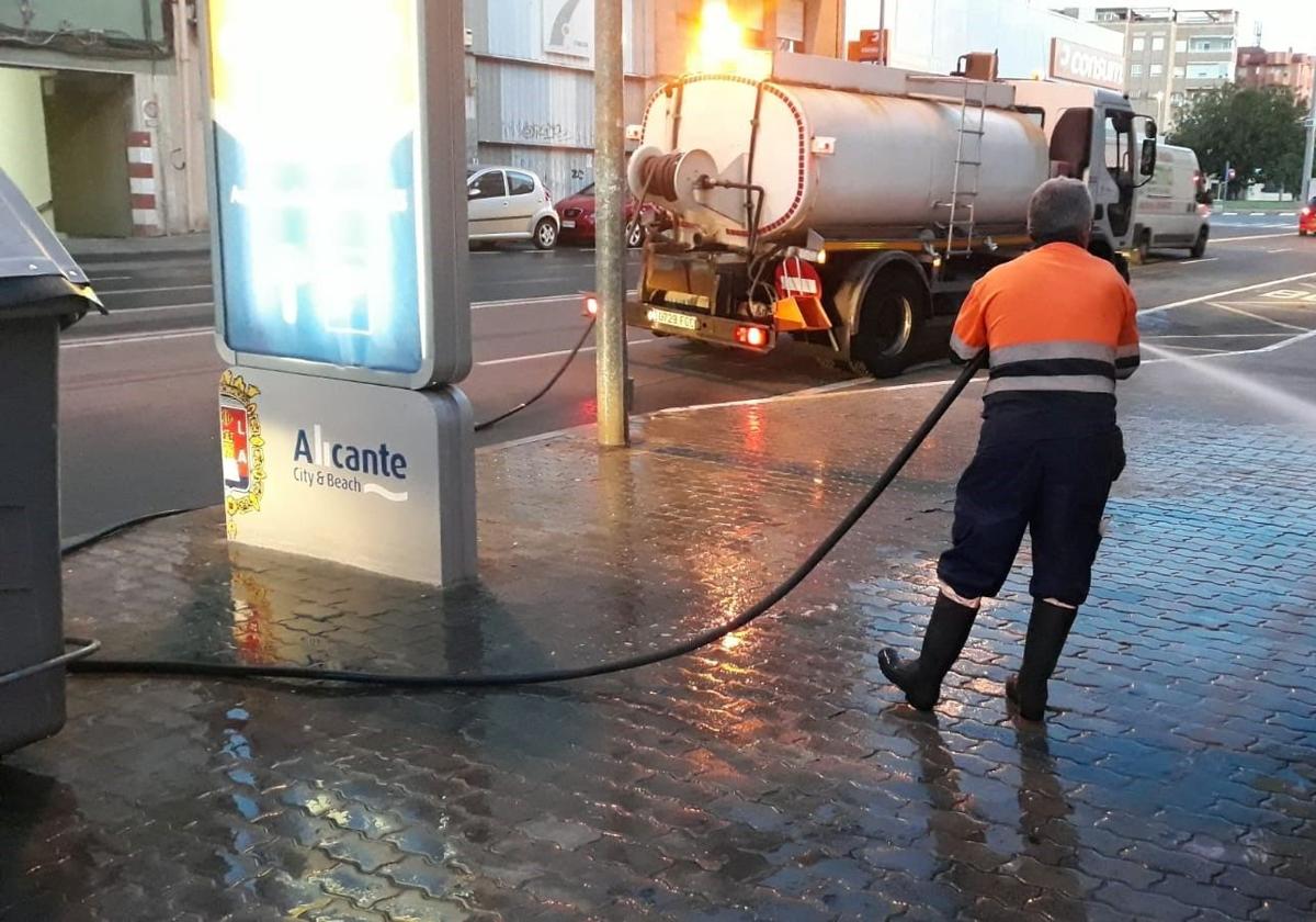 Baldeo en el barrio de Los Ángeles, en Alicante.