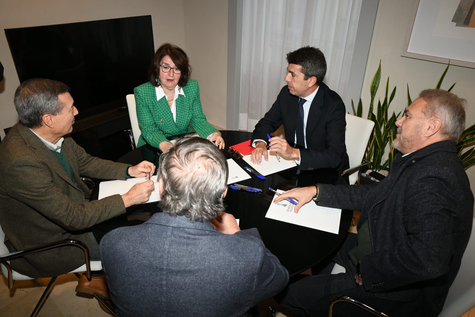 El presidente de la Generalitat, Carlos Mazón, entre los recotres de la UA, Amparo Navarro, y el de la UMH, José Juan Ruiz, con los consellers de Sanidad, Marciano Gómez, y de Educación, José Carlos Rovira (de espaldas).