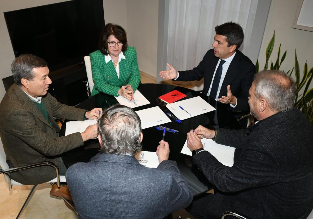 Imagen principal - Momentos de la reunión y rueda de prensa para anunciar los acuerdos.