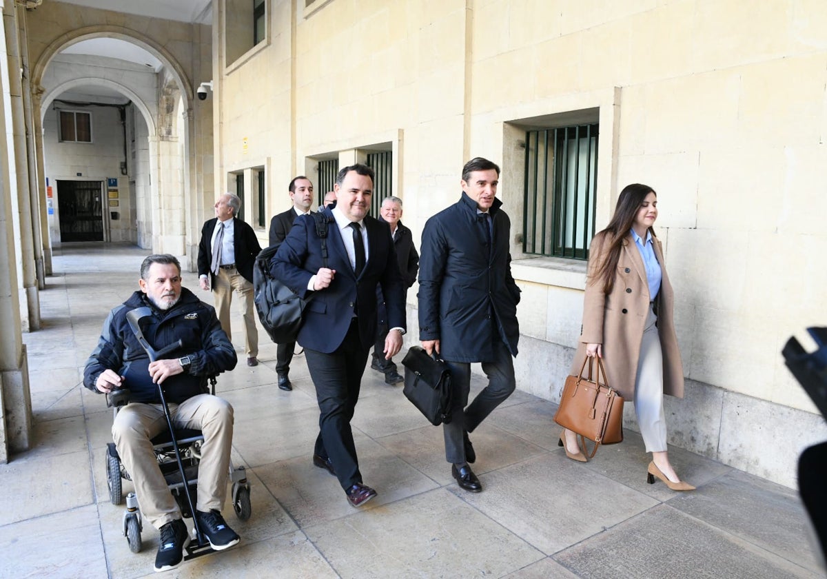 Carlos Parodi, Valentín Botella y José León, a su llegada a la Audiencia con su equipo legal.