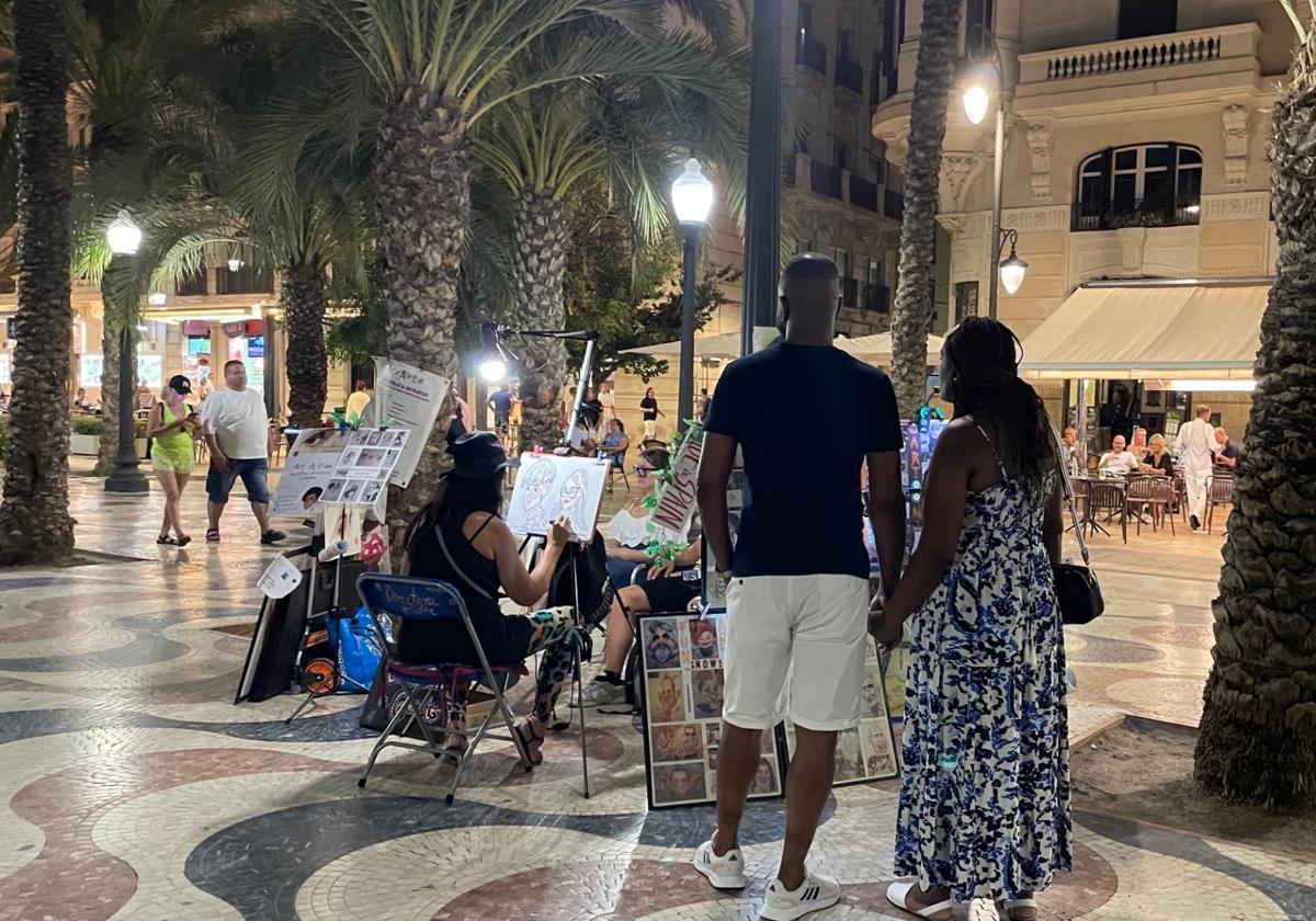 Caricaturas en la Explanada, sacan la mejor cara y atrapan miradas.