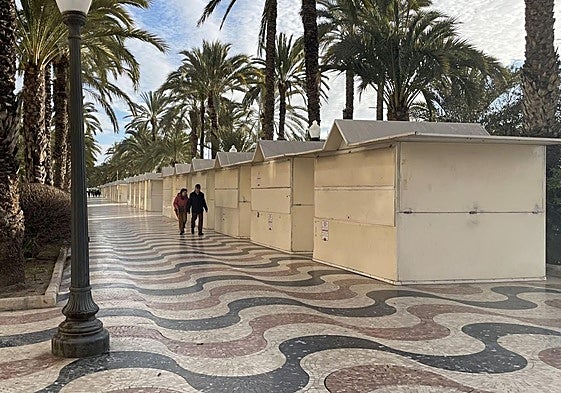 Cierre de las casetas de los 'hippies' de la Explanada.