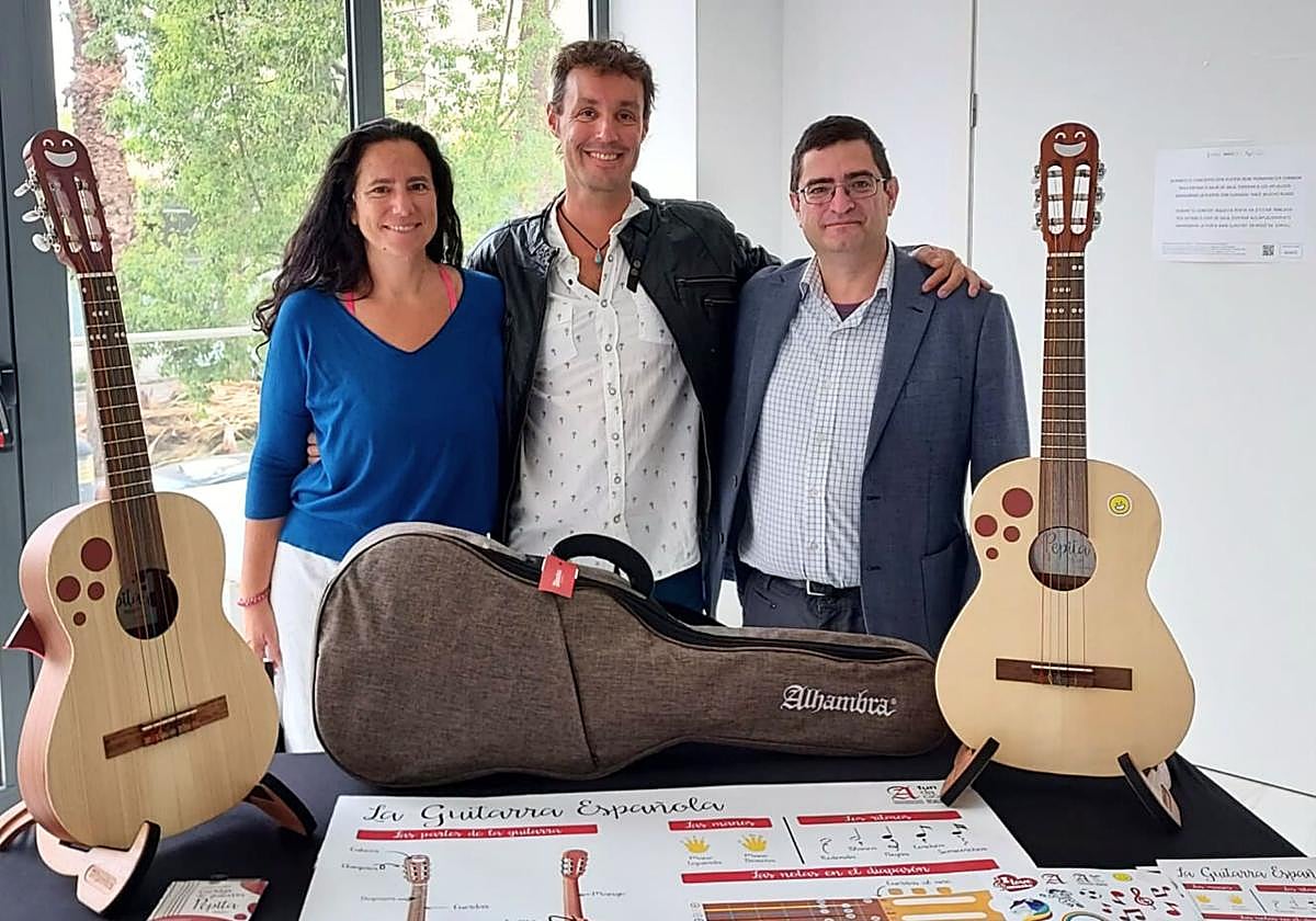 Responsables del proyecto junto al nuevo modelo de guitarra.