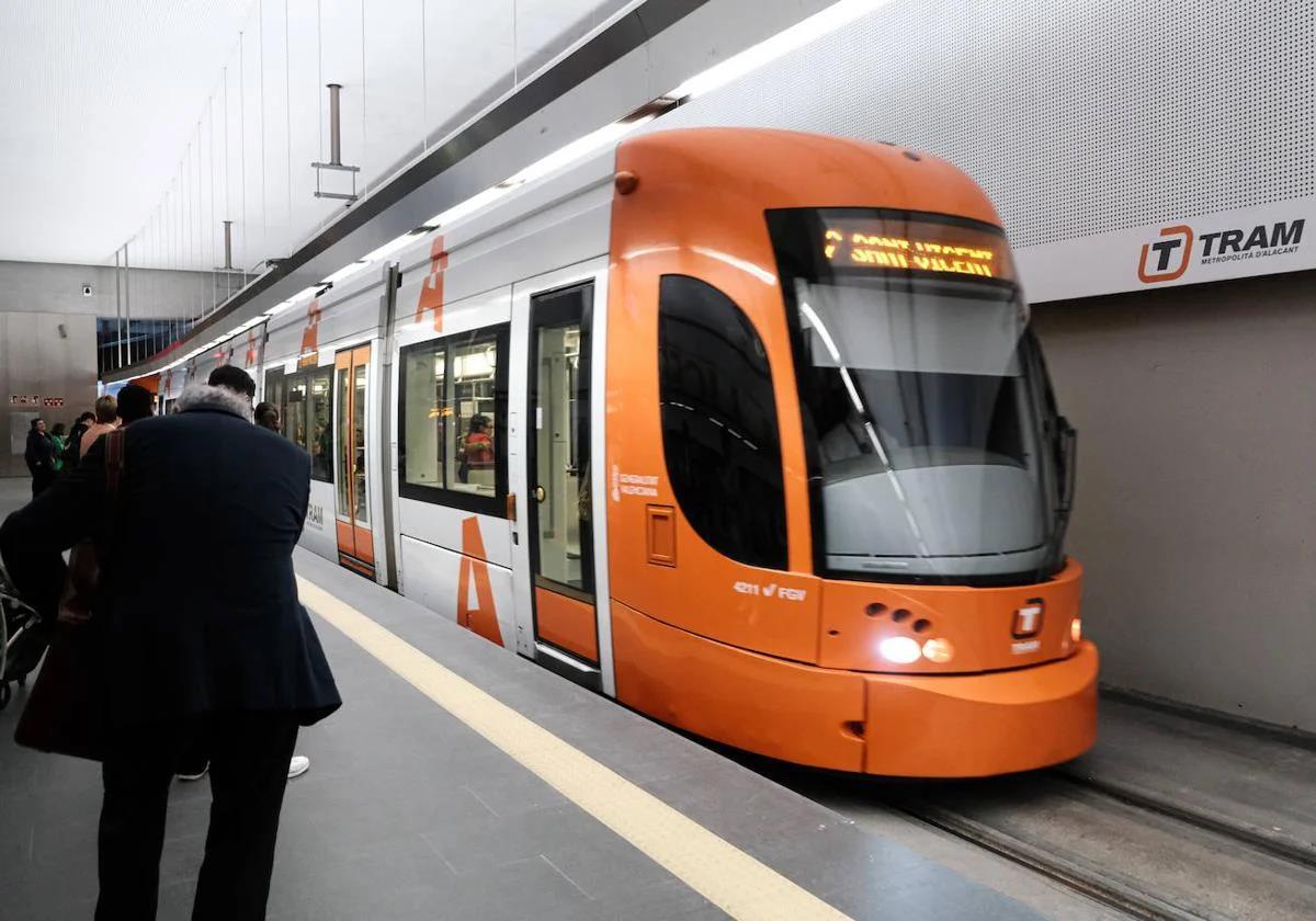 Tranvía del Tram de Alicante en la estación de Luceros.