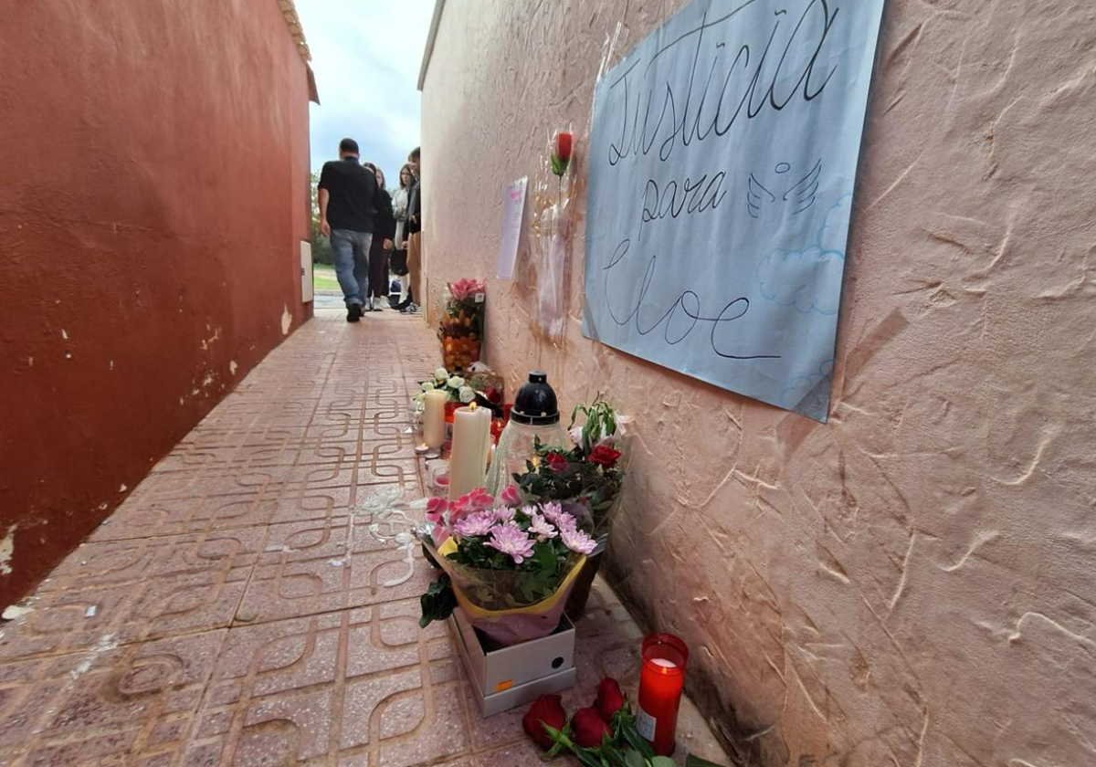 Altar que los compañeros de instituto de Cloe dedicaron a la joven en el callejón donde fue acuchillada.