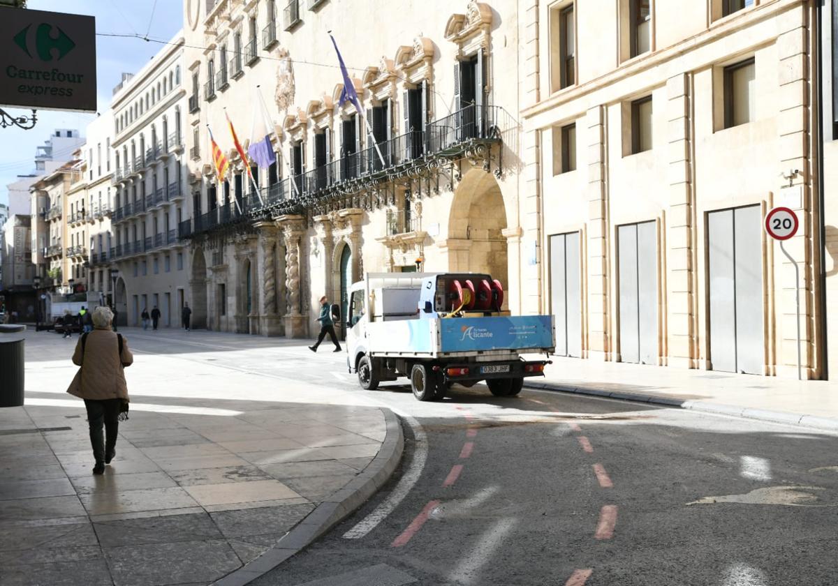 Primeros vehículos pasando por la plaza del Ayuntamiento.