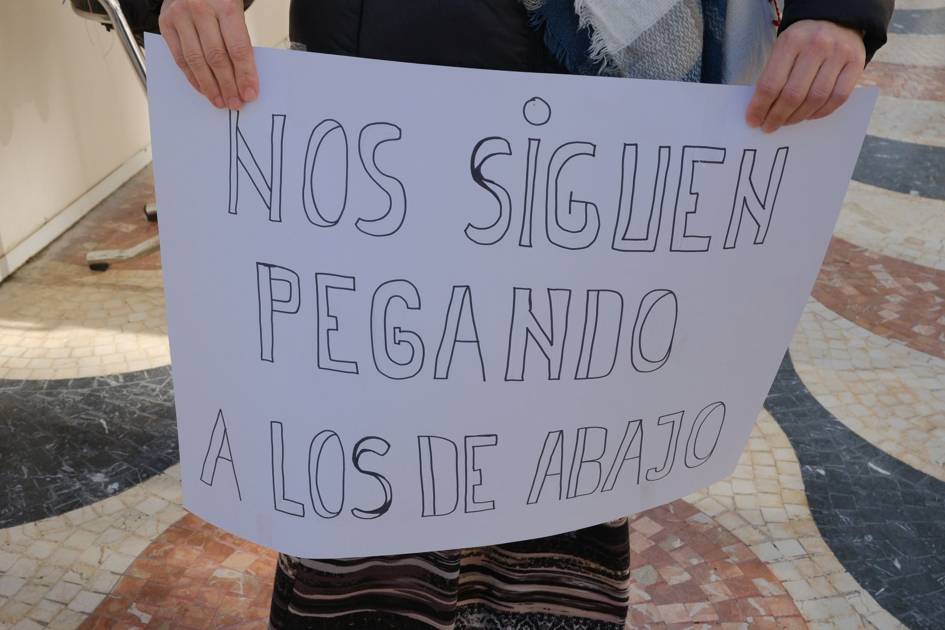 Puestos precintados y carteles de indignación, primer día de Alicante sin los &#039;hippies&#039;