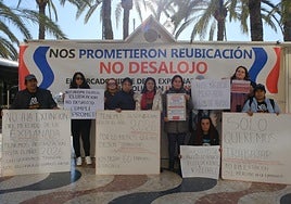 Puestos precintados y carteles de indignación, primer día de Alicante sin los 'hippies'