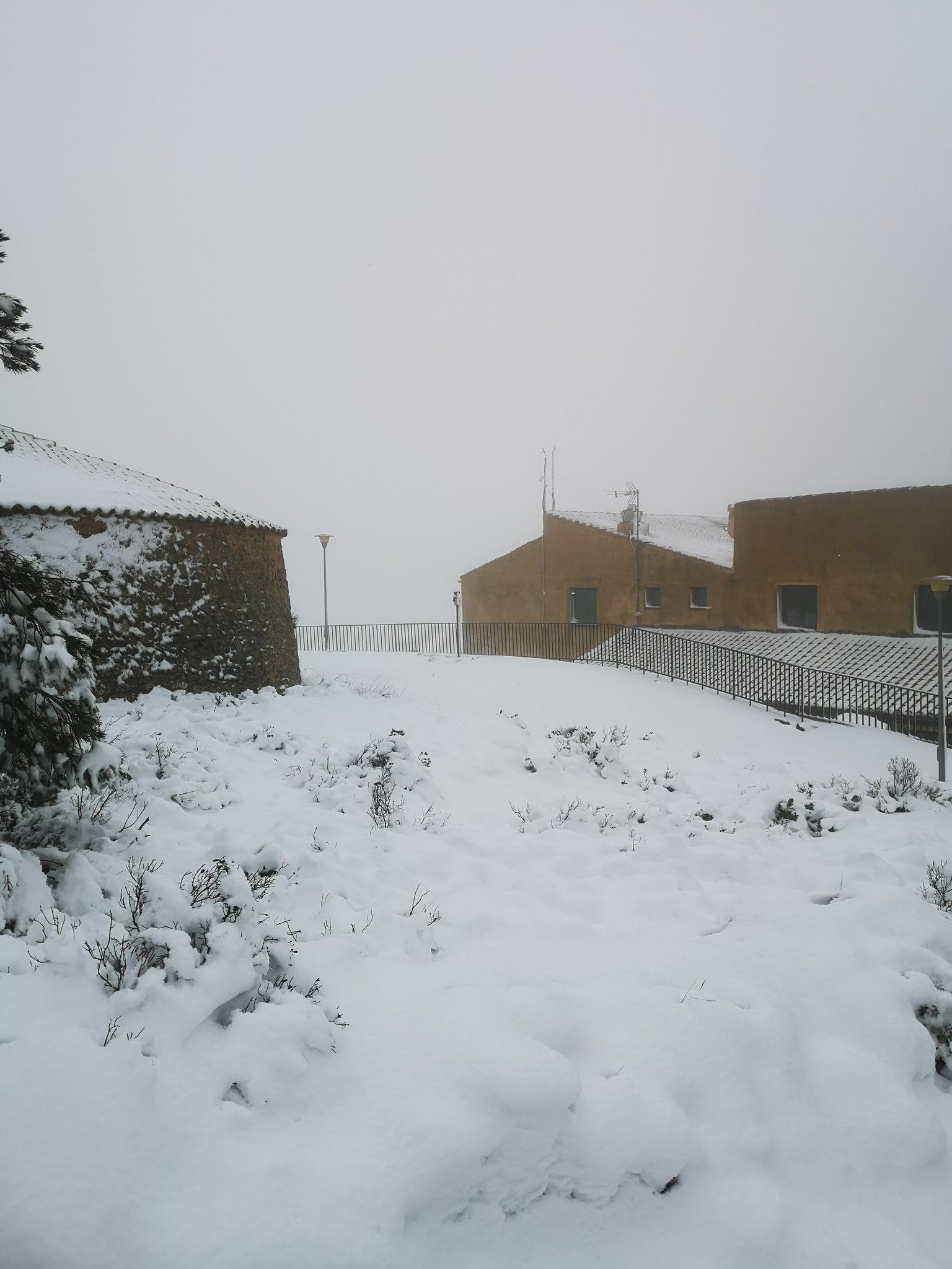 Imagen principal - Pueblos de Alicante con estampa siberiana: donde ver la nieve este fin de semana