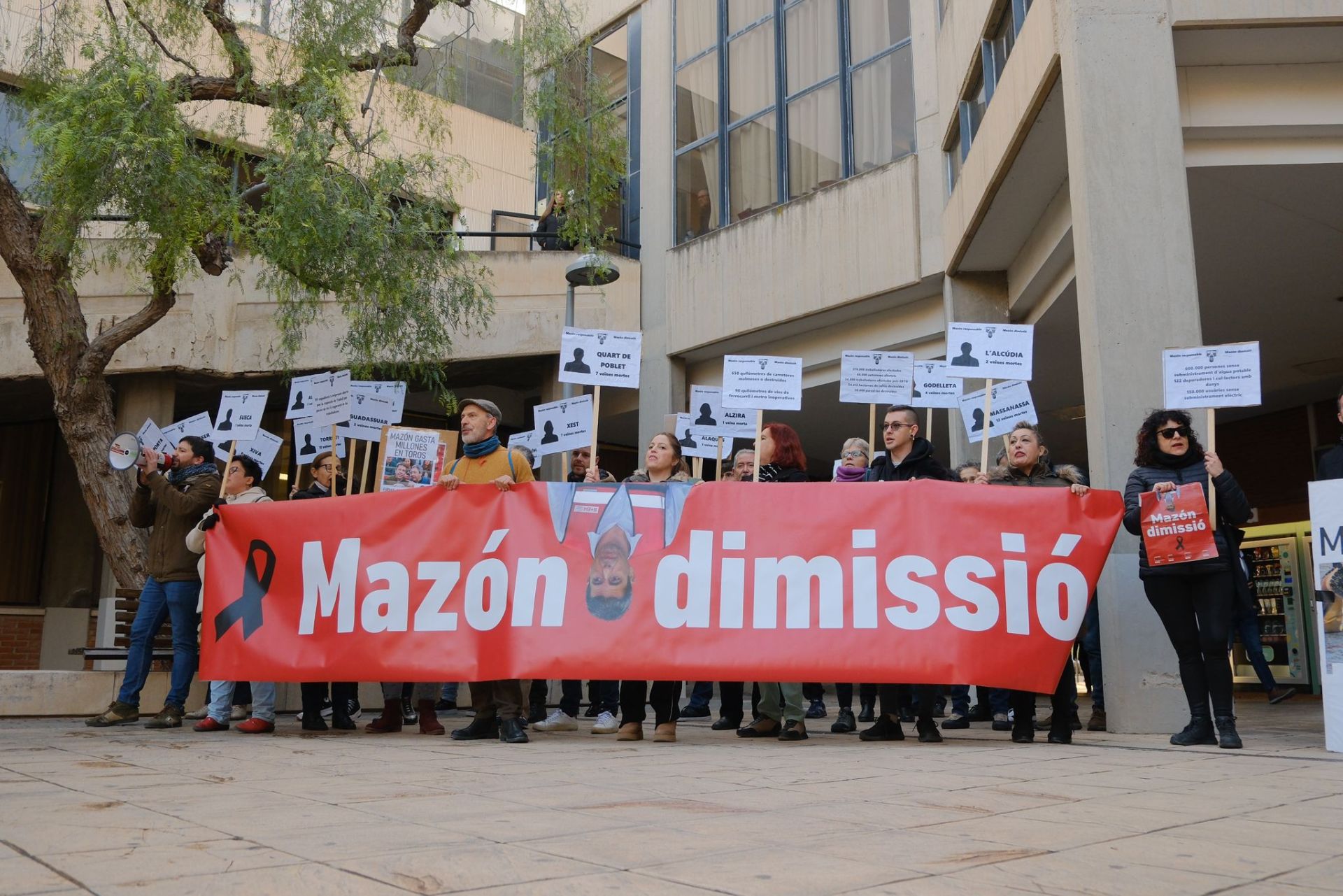 Así ha sido la protesta contra Mazón en la UA