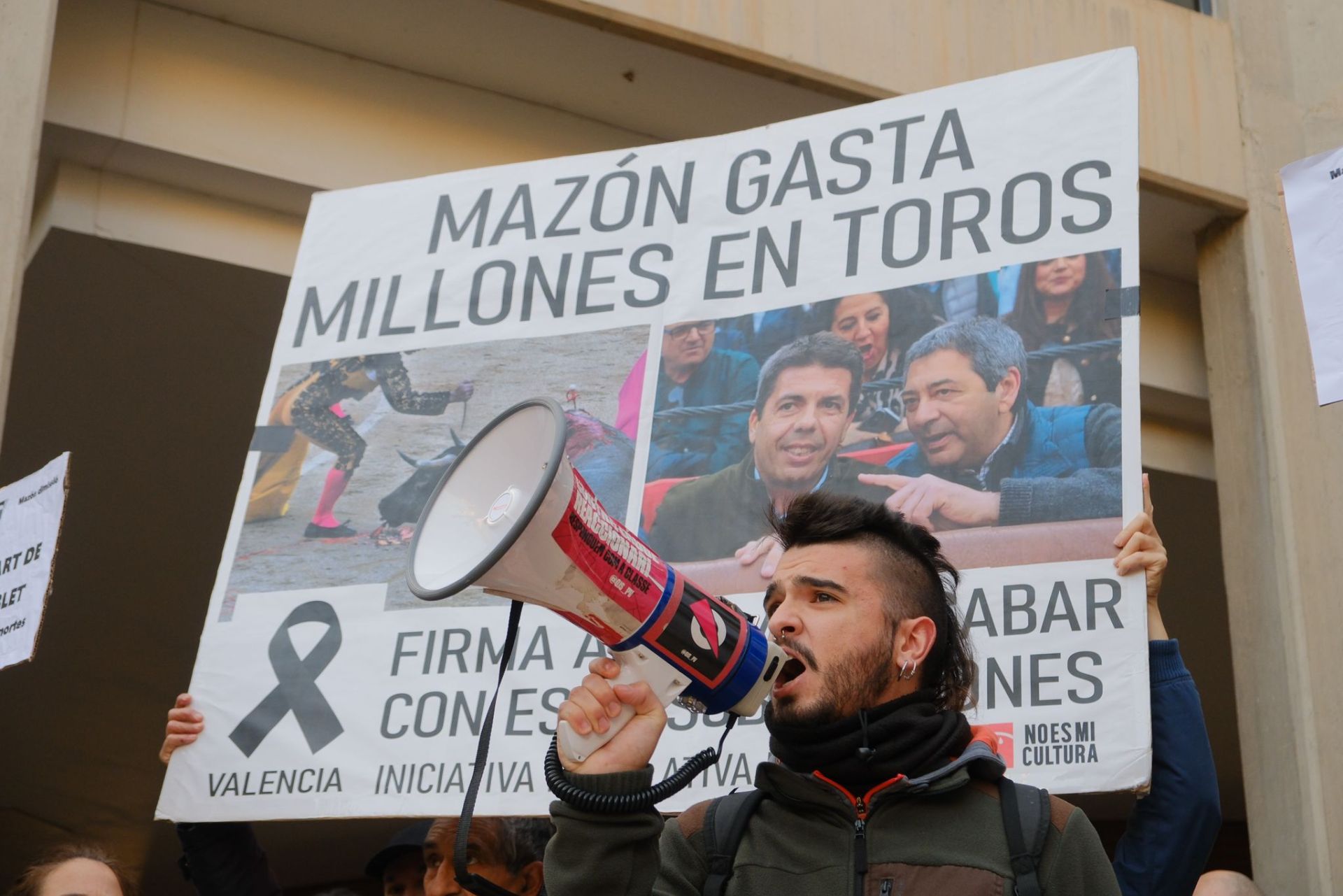 Así ha sido la protesta contra Mazón en la UA