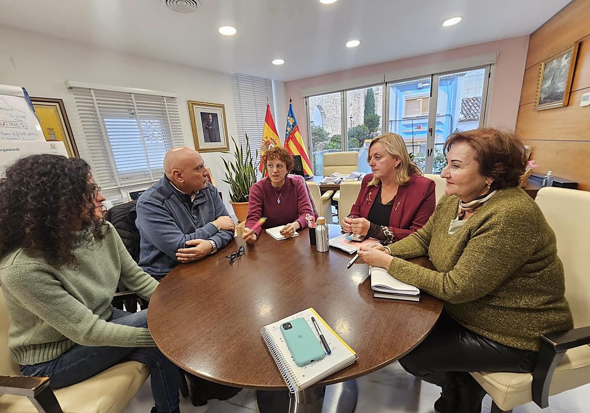 Reunión entre representantes del Ayuntamiento de Calp y Cepaim.