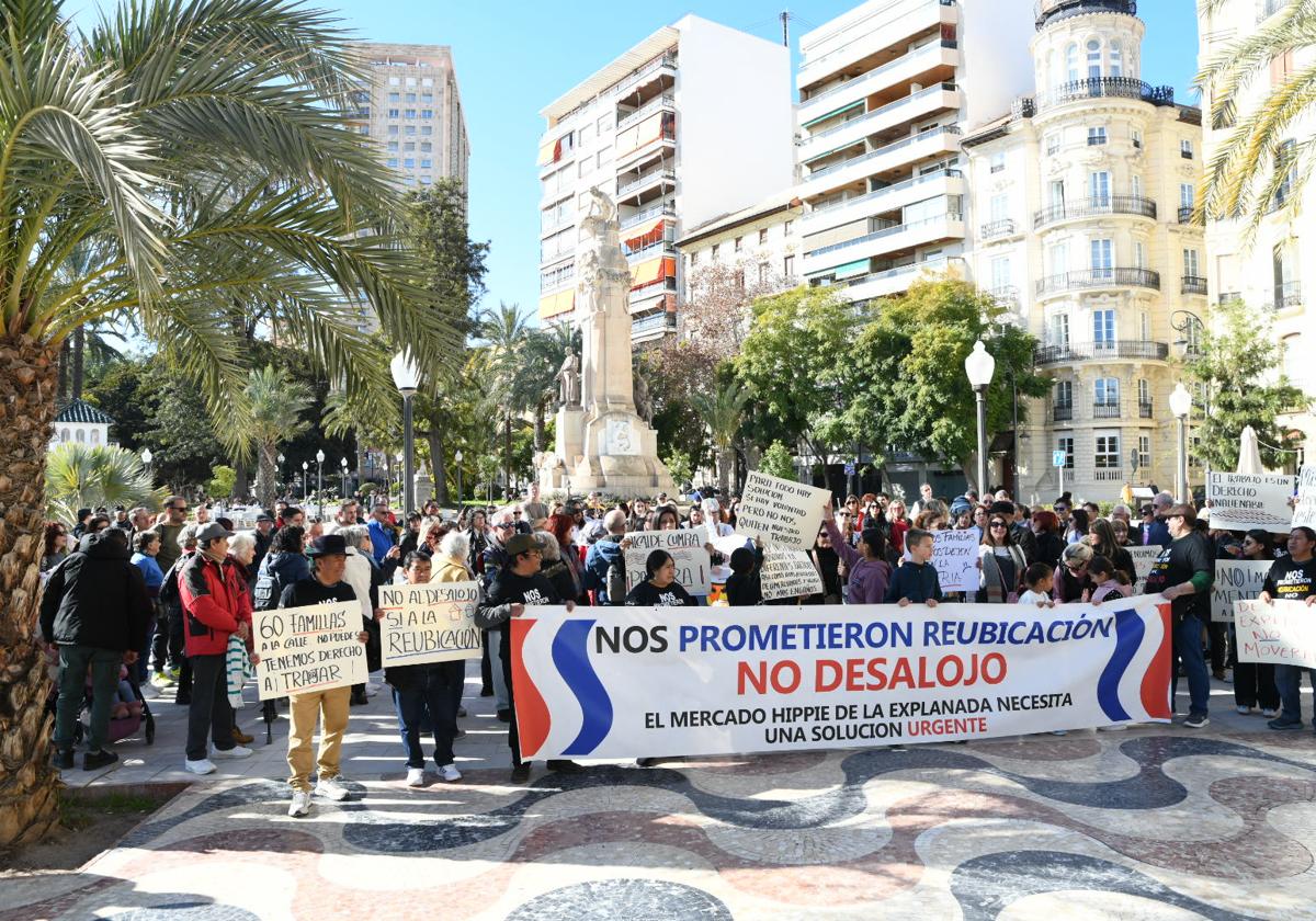 Primera manifestación de los &#039;hippies&#039; de la Explanada tras el cierre