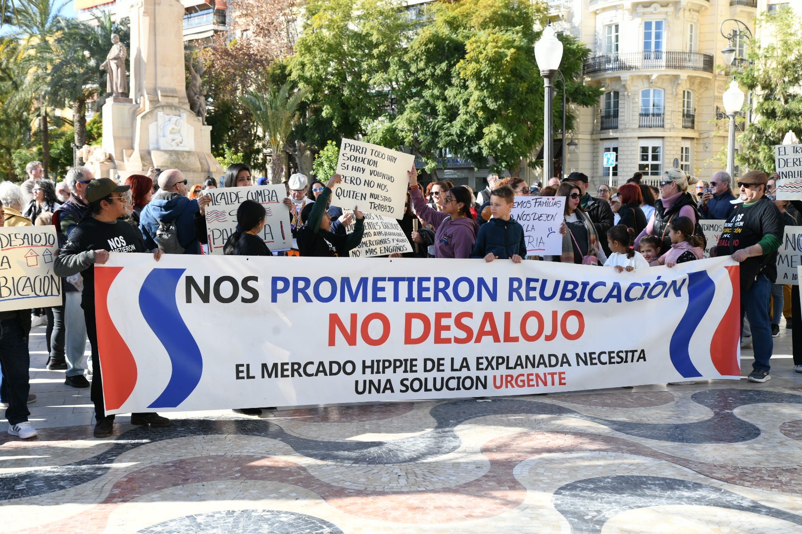 Primera manifestación de los &#039;hippies&#039; de la Explanada tras el cierre