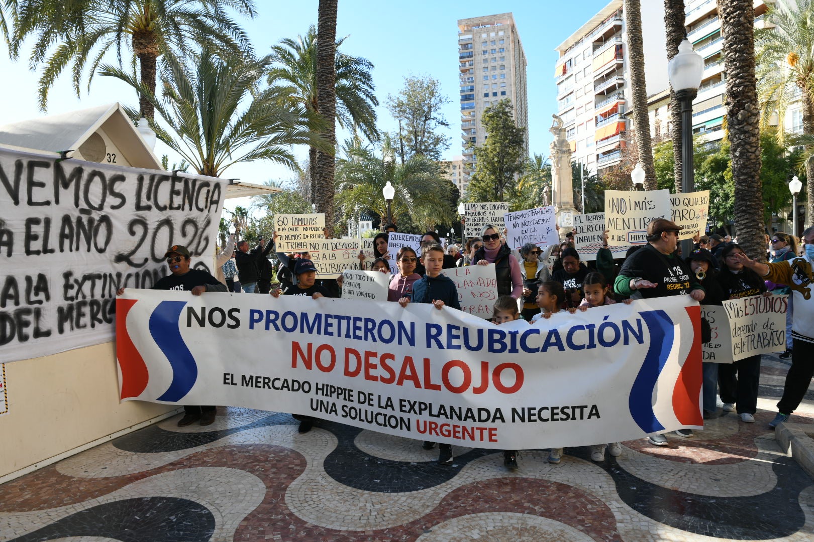 Primera manifestación de los &#039;hippies&#039; de la Explanada tras el cierre