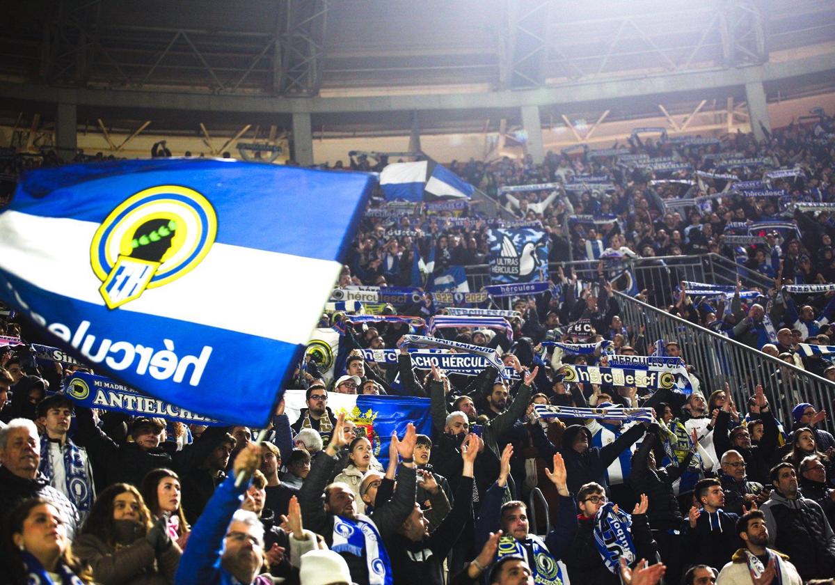 Afición herculana en el derbi ante el Real Murcia.