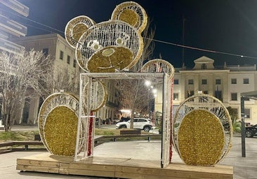 El oso influencer de la Navidad se resiste a abandonar Alicante