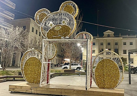 Oso influencer de Alicante en la plaza de la Montañeta.