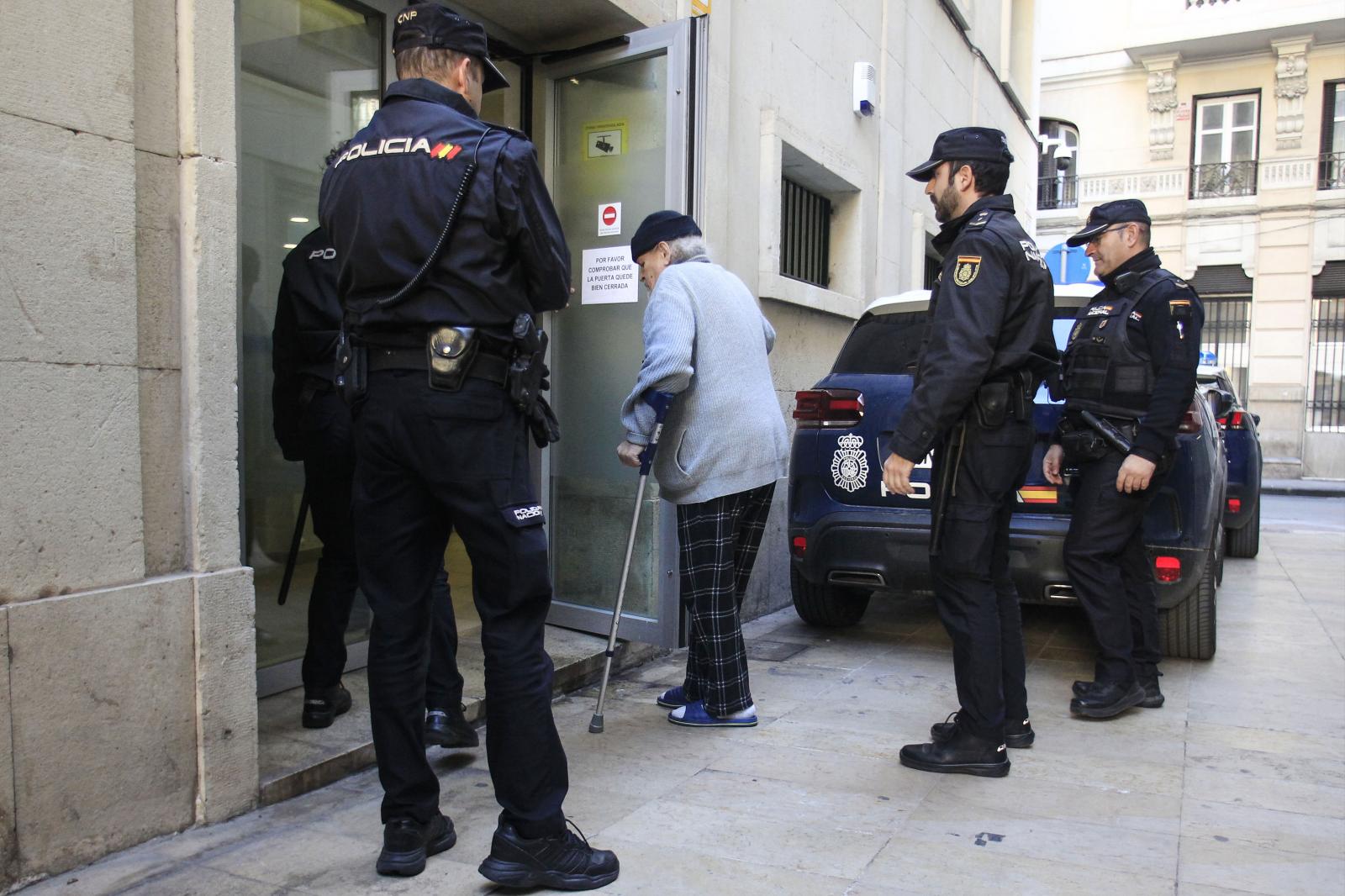 Imagen principal - El asesino confeso antes de entrar a la Audiencia Provincial de Alicante.