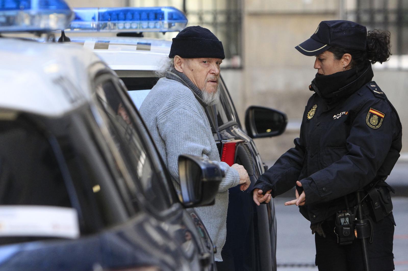 Imagen secundaria 1 - El asesino confeso antes de entrar a la Audiencia Provincial de Alicante.