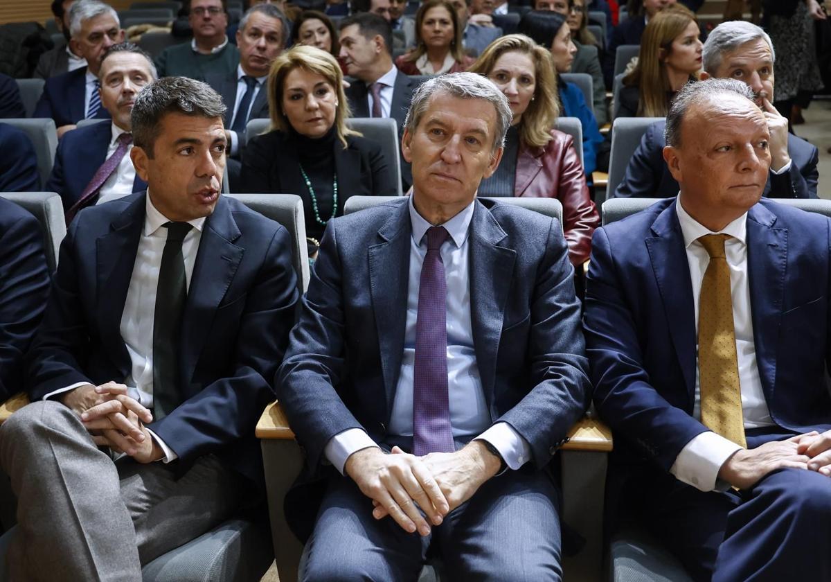 Carlos Mazón, Alberto Núñez Feijóo y Salvador Navarro, en el acto de la CEV.