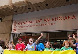 Concentración convocada en Alicante por Escola Valenciana.