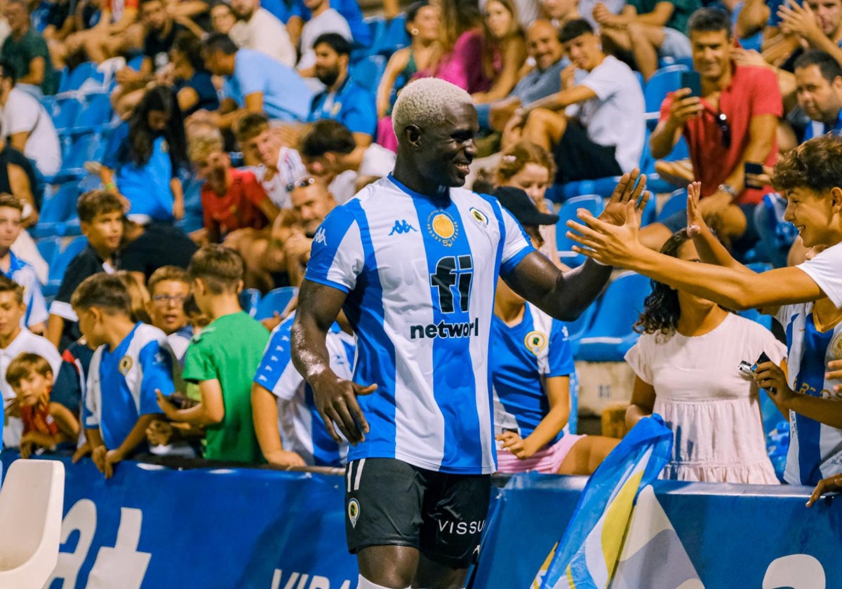 Marcos Mendes saluda a un aficionado en el Hércules-Ceuta de esta temporada.