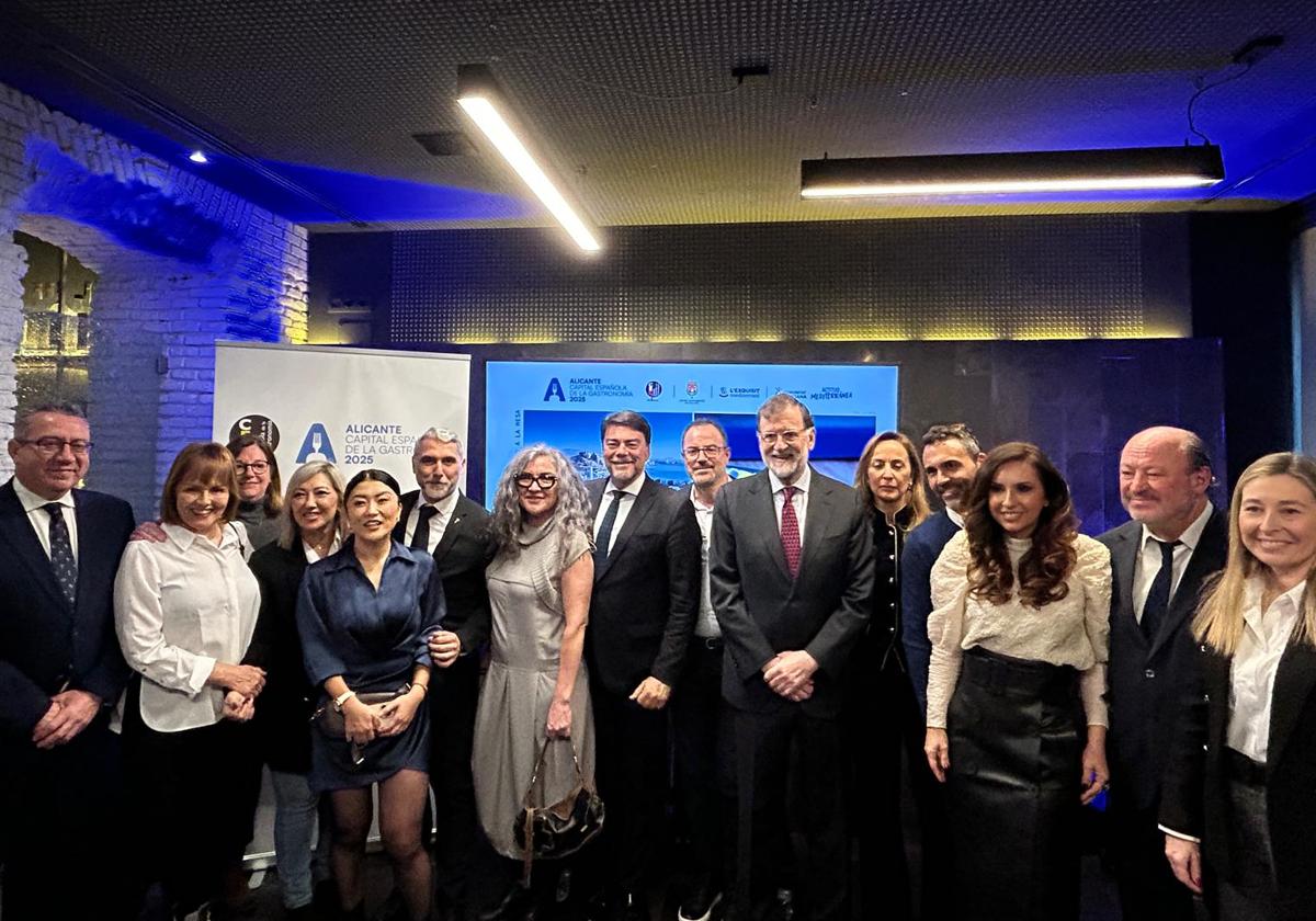 Rajoy, entre los invitados al almuerzo alicantino servido en Madrid.